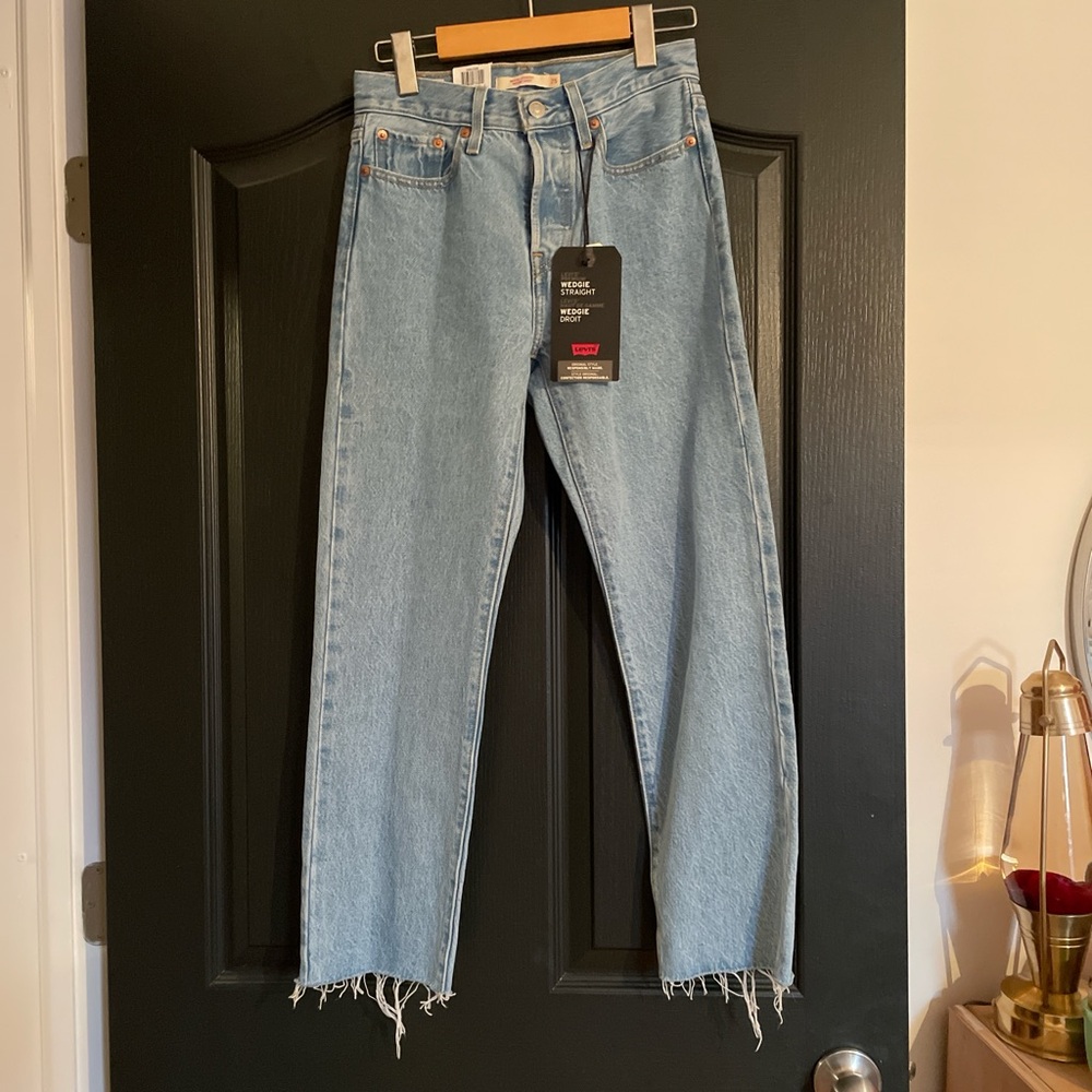Unworn Levis Wedgie Jeans size 25